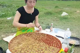 农村大嫂野外聚餐，现场制作海鲜大披萨，这份量数个人都吃不完视频封面