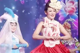 老年模特队霸气T台秀 无惧年龄 她们活出了女人最美的样子视频封面