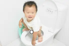 宝宝经常尿裤子妈妈很头疼，只需3个步骤教会孩子上厕所视频封面