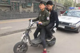 熊孩子，蜀黍被你们吓到了！ ——兰州公安交警查获一起13岁少年驾驶无牌摩托交通违法行为图片