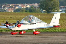 世界上最小的飞机，只需10万元，还要汽车干嘛？视频封面