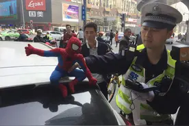 车主们请注意！车顶安装玩偶属违法行为 下周起罚200元记2分图片
