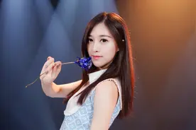 美女翻唱孟庭苇经典《羞答答的玫瑰静悄悄地开》甜美动听视频封面