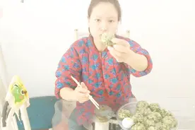 这个青菜第一次吃，农村媳妇这样做的，出锅后一人吃6个，过瘾。视频封面