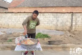 农村大哥教你腌制爽脆萝卜条，制作方法太简单，现场开吃味道很赞视频封面
