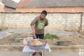 农村大哥教你腌制爽脆萝卜条，制作方法太简单，现场开吃味道很赞视频封面