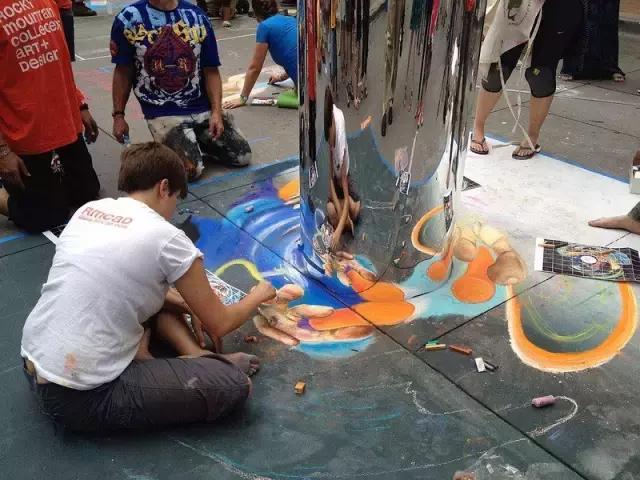 一根根小小的粉笔,也能画出大大的奇迹,看完艺术家的画我信了