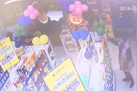 成都：可恶！实拍“雌雄大盗” 专盯药房下手视频封面