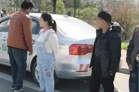 科目三考试学员上车顺序也是有规定的，4名学员演示上车正确动作视频封面