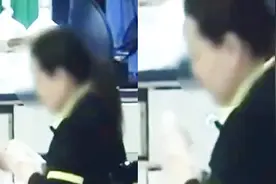 服务员往打包食物袋吐口水？店方：只是吹开袋子视频封面