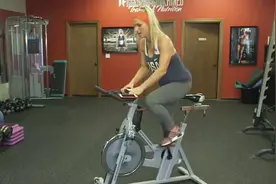 Spinning室内单车训练方案 超强燃脂骑行20分钟燃烧300卡热量