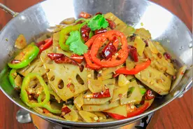 厨师长教你干锅莲藕的家常做法，特别的入味，吃到最后更好吃