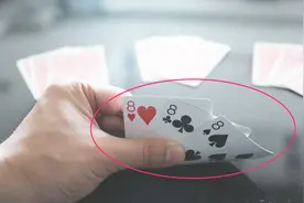 魔术师如何用普通扑克牌就能拿到3张8 看完这个魔术以后还敢玩？视频封面