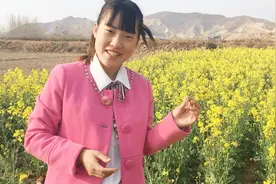 农村90后美女在油菜花地里唱了一首什么拿手歌？自己唱的脸都红了视频封面