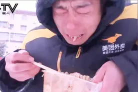 网游大叔玩游戏输了不爽拿外卖小哥出气，他直接崩溃，痛苦流泪！视频封面