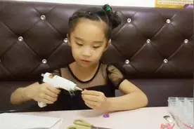 六岁的小姑娘喜欢做手工，一招一式很像那么回事！有没有？