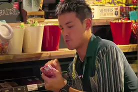 那个超市雇了这样的员工算是倒了八辈子的霉，离倒闭只有一晚视频封面