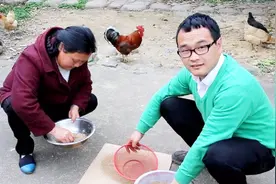 拿砂子炒银杏的果仁白果，味道好还美容养颜，为什么不能多吃视频封面