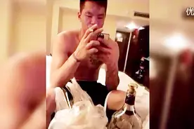 朱芳雨回应赤裸上身喝酒抽烟照：场均20+！是我太牛还是别人太怂视频封面