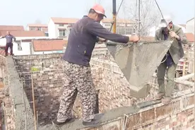 实拍农村自建房现场，这种方法浇筑圈梁，4米高的墙头如履平地！视频封面