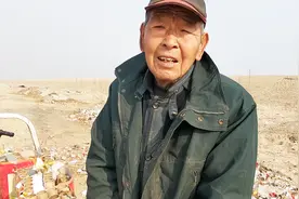 农村80岁大爷捡垃圾挣钱！一天挣多少？听完大爷一番话你信不信？视频封面