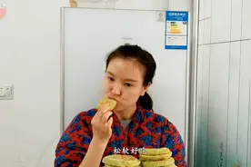 馅饼新做法，不用揉面做出的馅饼松软好吃，出锅一人吃6个，收藏视频封面