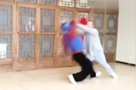 太极拳凶猛实战，就算是散打小伙儿根本没有还手的余地视频封面