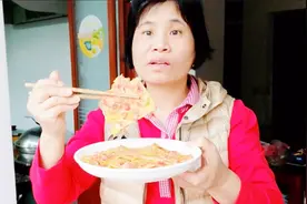 广东人最爱西红柿和鸡蛋？农村妈妈用香肠做早餐，做法家常超好吃视频封面