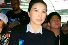郭晶晶出席活动婚戒不离手，减肥成功脸颊瘦的都凹陷了视频封面