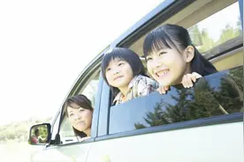 5座车坐满5个大人，再抱一个小孩，到底算不算超载？视频封面