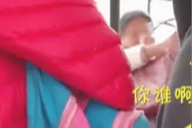 济南：实拍大妈逼迫小学生让座 打得男孩满嘴是血 痛哭：你凭啥？视频封面