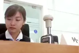 银行美女柜员飚外语，大厅群众看傻了视频封面