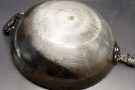 铁锅壁厚厚的黑垢，只需食盐加点它，2分钟擦除干净，太管用了视频封面