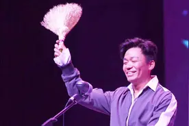 王宝强情商也太高了，勇领“金扫帚奖”对观众说对不起视频封面