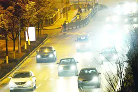 对面司机大灯闪1-3次，你知道什么意思吗？不知道的话就尴尬啦！