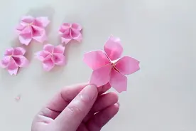 教你折纸漂亮的桃花，一张纸简单折几下就可以，越看越喜欢视频封面