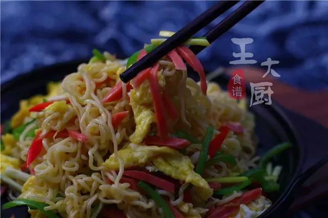 辣爆方便面的做法（特别好吃的鸡蛋辣炒方便面）