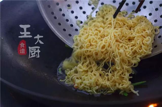 特别好吃的鸡蛋辣炒方便面
