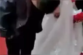 婚礼现场，亲友团一个动作……新娘哭了，新郎懵了图片