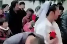 婚礼现场，亲友团一个动作……新娘哭了，新郎懵了图片