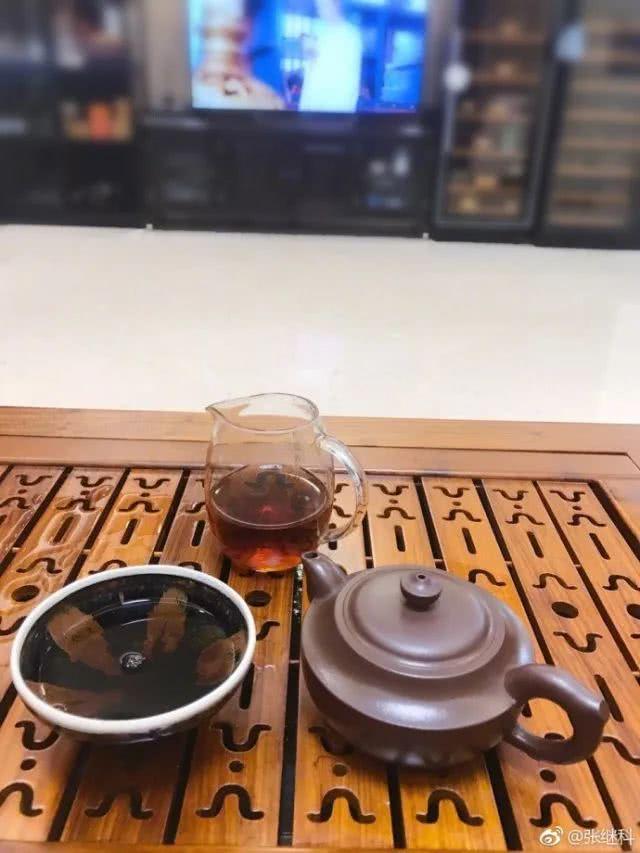 张继科景甜晒牵手照公布恋情！发糖这么久，终于变成明晃晃的狗粮