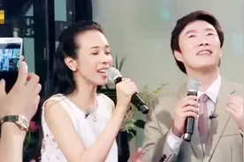 不得了了！费玉清和莫文蔚合唱《当你老了》，唱的所有人都流泪了视频封面