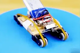 老爸给儿子用打火机自制了一台玩具车 网友：真不是省钱这么简单视频封面