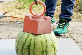 700度烧红的铁块有多烫，放西瓜上试试，隔着屏幕我都觉得烫