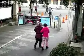 可恶！“热心大姐”扶80岁老太走路，顺走老人3000元生活费图片
