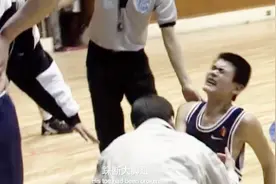 耳朵聋一个，刀削脚！姚明成功背后有这么多心酸，致敬大姚