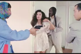 洪金宝和光头佬开着毒贩的奔驰东碰西撞，把毒贩气疯了，太搞笑了视频封面