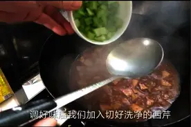 10年大厨告诉你五花肉炖豆腐只要加了它，好吃又不腻，多吃两碗饭