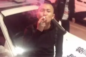 逃犯坐警车抽烟拍视频上传，挑衅警察终被抓！图片
