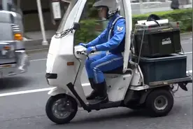 这家里什么条件？街头抓拍到日本交警的小型三轮摩托车视频封面